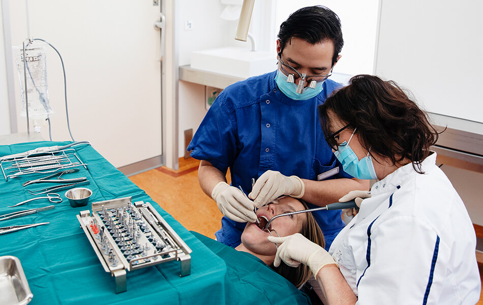Implantaten plaatsen bij Implantologiepraktijk Garderen Implantaten plaatsen bij Implantologiepraktijk Garderen